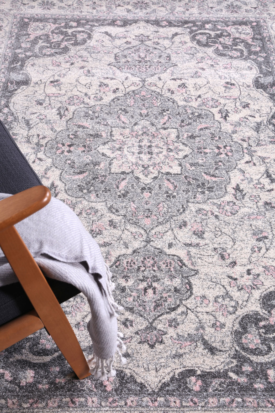 Exquisite Traditional Grey Rug