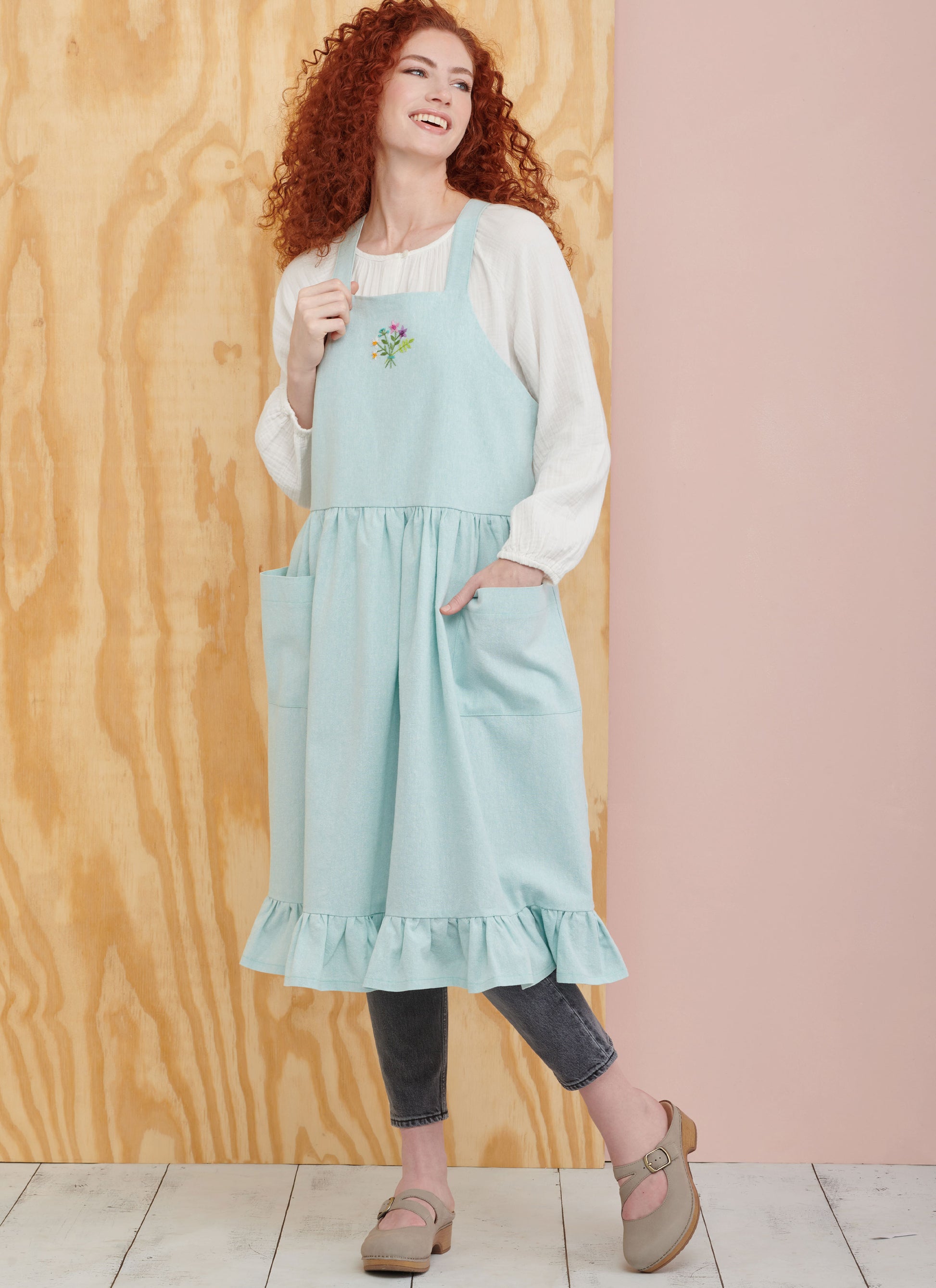 Simplicity Pattern 9805 Misses' Pinafore Aprons and Tote