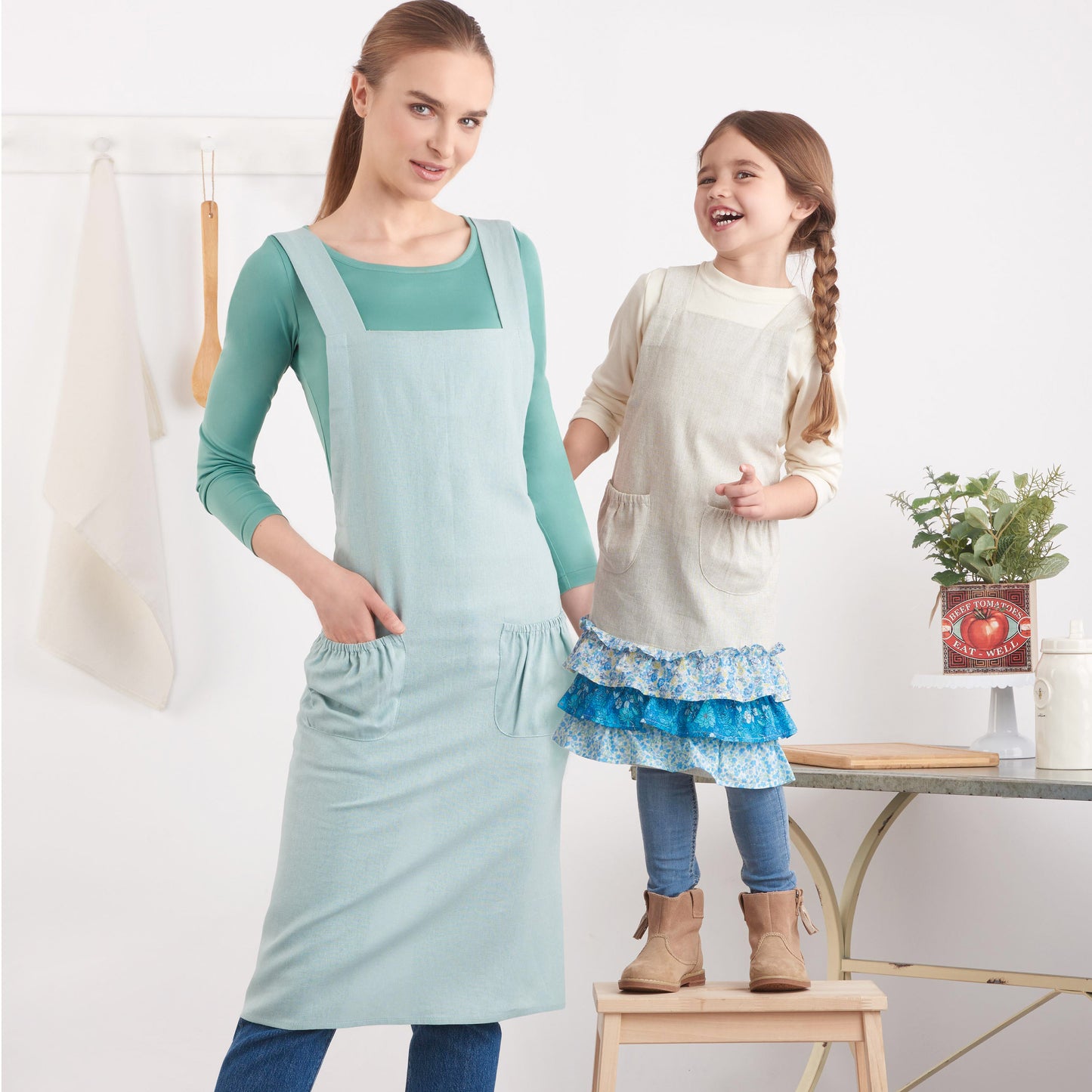 Simplicity Pattern S9436 Adults' & Children's Aprons